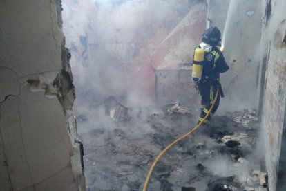 Cuando los bomberos accedieron al interior del inmueble encontraron a una persona fallecida. DL