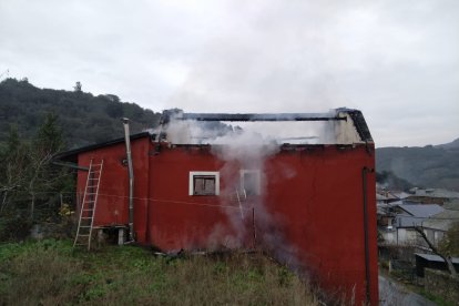 Cuando los bomberos accedieron al interior del inmueble encontraron a una persona fallecida. DL
