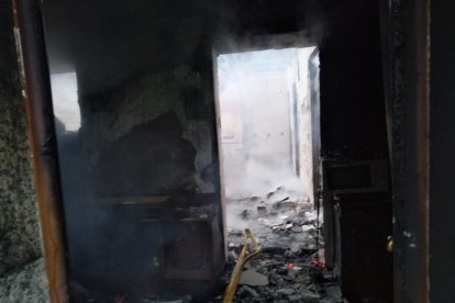 Cuando los bomberos accedieron al interior del inmueble encontraron a una persona fallecida. DL