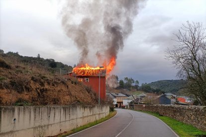 Cuando los bomberos accedieron al interior del inmueble encontraron a una persona fallecida. DL