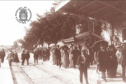En la fotografía tomada durante la boda de Ernestina (fecha exacta desconocida), la estación ya cuenta con marquesina. Todavía estaba situada en frente del edificio actual. BIBLIOTECA MUNICIPAL. DONACIÓN DE EZEQUIEL QUINTANA Y ADELINO PÉREZ