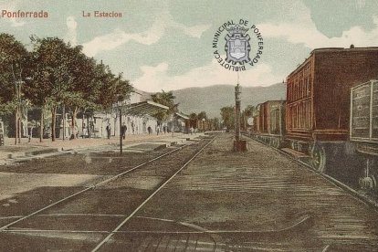 Otra postal de la vieja estación, con marquesina. BIBLIOTECA MUNICIPAL