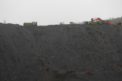 Máquinas en la escombrera de Calvo en Brañuelas. L. DE LA MATA