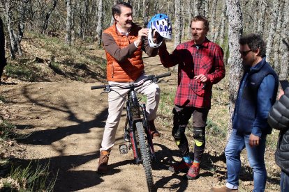 El consejero de Medio Ambiente, Vivienda y Ordenación del Territorio, Juan Carlos Suárez-Quiñones, visita el circuito del Centro de MTB Zona Alfa León en la localidad de La Pola de Gordón. ICAL