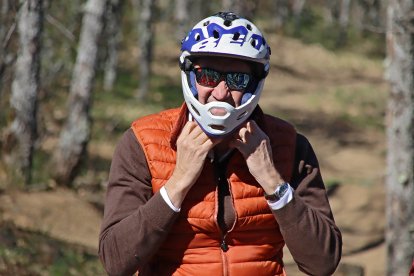 El consejero de Medio Ambiente, Vivienda y Ordenación del Territorio, Juan Carlos Suárez-Quiñones, visita el circuito del Centro de MTB Zona Alfa León en la localidad de La Pola de Gordón. ICAL
