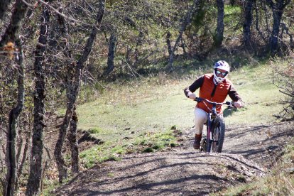 El consejero de Medio Ambiente, Vivienda y Ordenación del Territorio, Juan Carlos Suárez-Quiñones, visita el circuito del Centro de MTB Zona Alfa León en la localidad de La Pola de Gordón. ICAL