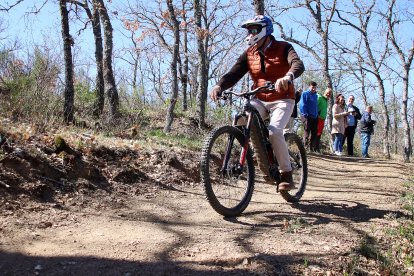 El consejero de Medio Ambiente, Vivienda y Ordenación del Territorio, Juan Carlos Suárez-Quiñones, visita el circuito del Centro de MTB Zona Alfa León en la localidad de La Pola de Gordón. ICAL