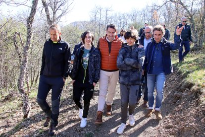 El consejero de Medio Ambiente, Vivienda y Ordenación del Territorio, Juan Carlos Suárez-Quiñones, visita el circuito del Centro de MTB Zona Alfa León en la localidad de La Pola de Gordón. ICAL