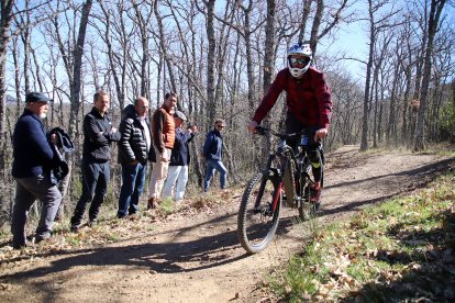 El consejero de Medio Ambiente, Vivienda y Ordenación del Territorio, Juan Carlos Suárez-Quiñones, visita el circuito del Centro de MTB Zona Alfa León en la localidad de La Pola de Gordón. ICAL