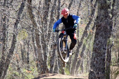 El consejero de Medio Ambiente, Vivienda y Ordenación del Territorio, Juan Carlos Suárez-Quiñones, visita el circuito del Centro de MTB Zona Alfa León en la localidad de La Pola de Gordón. ICAL