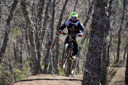 El consejero de Medio Ambiente, Vivienda y Ordenación del Territorio, Juan Carlos Suárez-Quiñones, visita el circuito del Centro de MTB Zona Alfa León en la localidad de La Pola de Gordón. ICAL