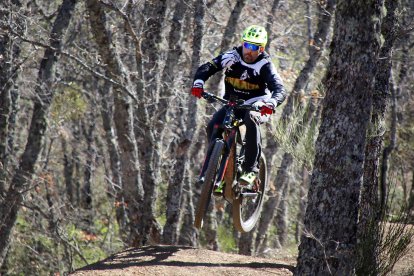 El consejero de Medio Ambiente, Vivienda y Ordenación del Territorio, Juan Carlos Suárez-Quiñones, visita el circuito del Centro de MTB Zona Alfa León en la localidad de La Pola de Gordón. ICAL