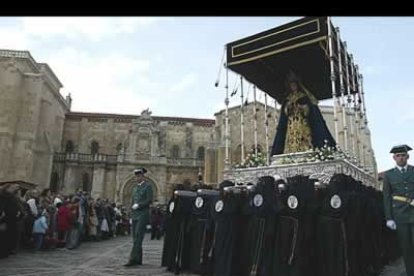 La talla de la Virgen de la Esperanza  es obra de Miguel Bejarano. Un largo manto azul terciopelo cubría su espalda y llegaba hasta las braceras. El pecho, bordado en oro destacaba entre unas manos que gritaban.