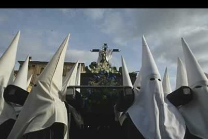 Tras ella, El Cristo de la Esperanza. Las bandas continuaban sonando y los papones empezaron a avanzar por la calle Sacramento.