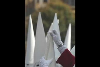 Los tres pasos volvieron a reunirse a la entrada de la basílica de San Isidoro para escuchar a la coral de la colegiata. Las imágenes se movieron al son de las voces para continuar su camino por la cuesta.