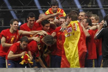 Los jugadores formaron una piña en torno al ‘showman’ Pepe Reina para finalizar la fiesta. J.J. Guillén