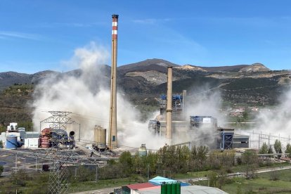 Demolición histórica de las torres gemelas de La Robla. RAMIRO
