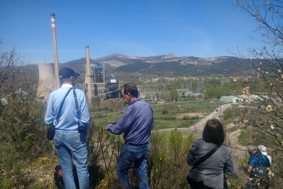 Vecinos de la zona y curiosos se acercan para presenciar un hecho histórico. FERNANDO OTERO PERANDONES