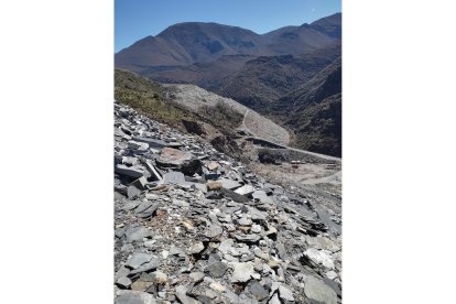 Imagen de la enorme escombrera que dejó en el río Cabrera a su paso por Odollo Pizarras Expiz antes de quebrar. DL