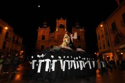 Procesión de las Damas de La Virgen de la Piedad, el Lunes Santo. Secundino Pérez