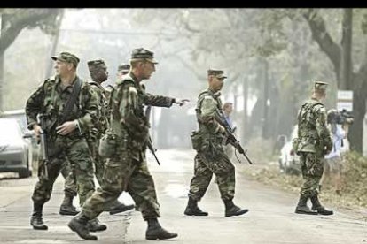 Tropas de la Guardia Nacional estadounidense patrullan las calles de un barrio evacuado de Nueva Orleans, en el estado de Luisiana.