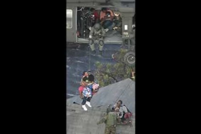 La evacuación de las más de 80.000 personas que desde hace tres días se encuentran desamparadas en la ciudad de Nueva Orleans se está convirtiendo en una auténtica pesadilla.