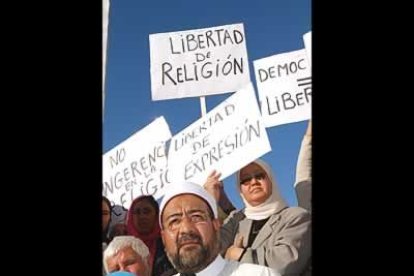 El juez condenaba al imán de Fuengirola a un año y tres meses de cárcel por incitar a la violencia de género en su libro «La mujer en el Islam». Tres semanas después, fue puesto en libertad.