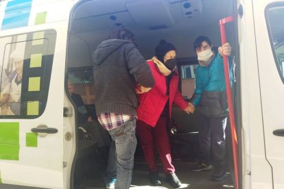 Rubén Calleja, este viernes en su trabajo en el servicio de transporte de Alzhéimer León. GAITERO