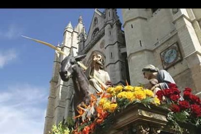 El paso más emblemático de la  procesión de la Borriquilla, el Domingo de Ramos, frente a la catedral.