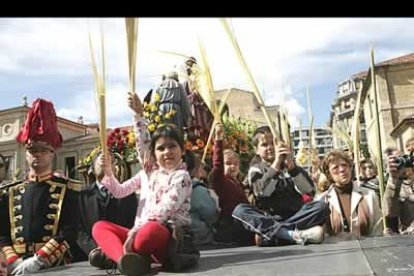 Centenares de niños se congregaron en la plaza de San Marcelo para que el obispo de León santificara sus palmas.