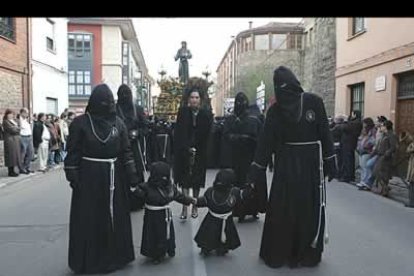 Durante los diez días que transcurren desde el Viernes de Dolores al Domingo de Pascua, un total de 16 cofradías y hermandades, integradas por decenas de miles de «papones», nombre único y de gran personalidad que en León reciben los hermanos cofrades, a las que se unen la Junta Mayor de la Semana Santa de León y la iglesia parroquial de Nuestra Señora del Mercado y del Camino «La Antigua», recorren las calles de una ciudad atestada de gente como en ningún otro momento del año.