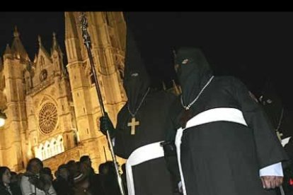 La emoción y la sobriedad caracterizan esta procesión en la que un reo recobra la libertad.