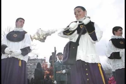 Los jóvenes miembros del Dulce Nombre de Jesús de nazareno y Real Cofradía de Minerva y Vera Cruz mueven el inciensario con energía.
