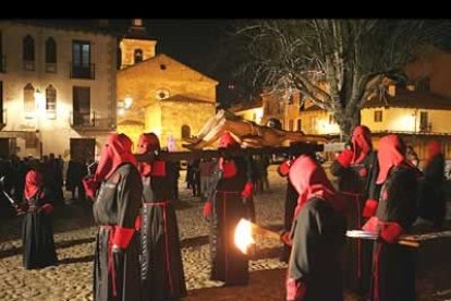 El Lunes Santo se celebra la solemne adoración de las Llagas de Cristo, organizada por la Cogradía del Santo Sepulcro Esperanza de la Vida.