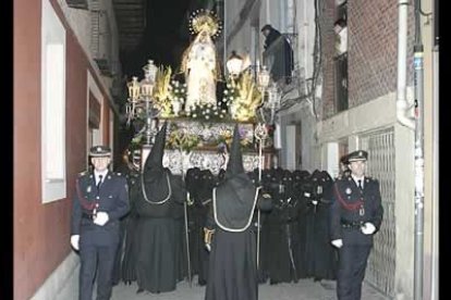 Las angostas calles del casco antiguo por la que tienen que desfilar las procesiones no desluce su sobriedad.