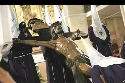 Tradicional calvario o Vía Crucis Leonés cantado, organizado por por la cofradía del Santísimo Cristo de la Expiracíón y del Silencio.