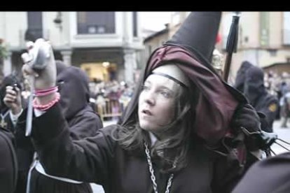 Cualquier momento y cualquier ángulo sirve para tirar una instantánea, en este caso desde dentro de la propia procesión.