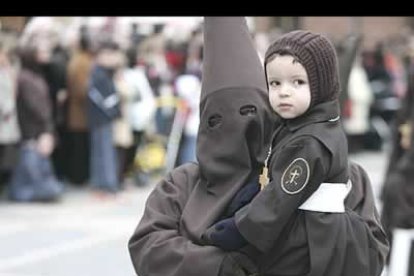 El intenso frió que protagonizó este año la Semana Santa en León no impidió que los más pequeños salieran a la calle.