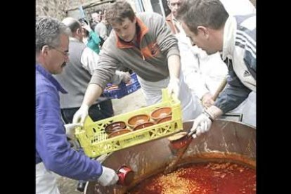 La Bañeza celebró un año más la fiesta del Santo Potajero, organizada por la cofradía de Nuestra Señora de las Angustias y Soledad, en la que se reparten garbanzos entre todos los presentes.