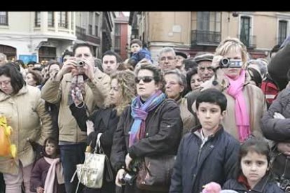 Esta es una de las procesiones más concurridas de la Semana Santa leonesa, tanto es así, que la gente hace horas de espera para conseguir un lugar en el que seguir los pasos en primera fila.