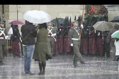 La intensa lluvia caída en la tarde del sábado obligó al cortejo del Desenclavo a  recortar su recorrido y descender al Cristo en el cercano Colegio Leonés.