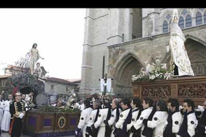 Un Viernes Santo más la elegancia de la cofradía de las Siete Palabras se dejaron sentir en las calles de León. Partiendo de la plaza de San Marcelo, con la modificación de su itinerario con un recorrido más asequible y cercano al público, ha vuelto a brillar por su excelente puesta en escena y la exhibición de un patrimonio que se ha ido consolidando con el paso de los años de forma medida y discreta.