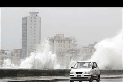 En Cuba al menos 100 mil personas han sido evacuadas ante el avance del huracán, que se acerca a La Habana y sigue ganando en intensidad.