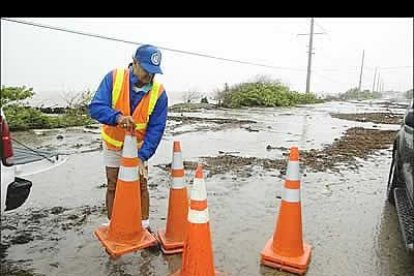 El oleaje de Rita ha provocado la inundación de algunos tramos de la carretera que une el Condado de Monroe con tierra firme, lo que ha obligado al cierre de muchos de ellos.