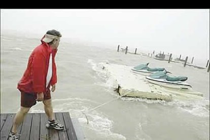 Ante la gravedad de la situación, han sido cerrados los puertos de Miami y el aeropuerto de Cayo Hueso. En el paso de Rita al Golfo de México se espera que se convierta en categoría 2.