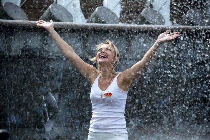 Una mujer se refresca en una fuente en el jardín de Alexander, cerca del Kremlin, en Moscú. / ALEXANDER ZEMLIANICHENKO (AP)