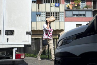 Una mujer se protege del calor en Girona. / GLÒRIA SÀNCHEZ (ICONNA)