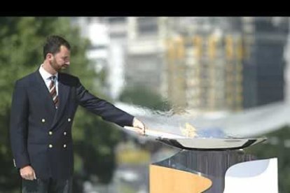 El Príncipe Felipe fue el encargado de prender el pebetero en la Puerta de Alcalá.
