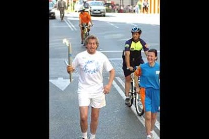 Tras su breve periplo por Madrid, la llama olímpica se trasladó a Barcelona. En la imagen, el tensita Sergi Bruguera corre con ella, provocando el regocijo de los turistas.