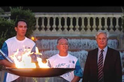El alcalde de Barcelona, Joan Clos y el arquero que en 1992 (encendió el pebetero de los juegos olímpicos) recibieron la llama ante decenas de barceloneses congregados en Monrjuic.